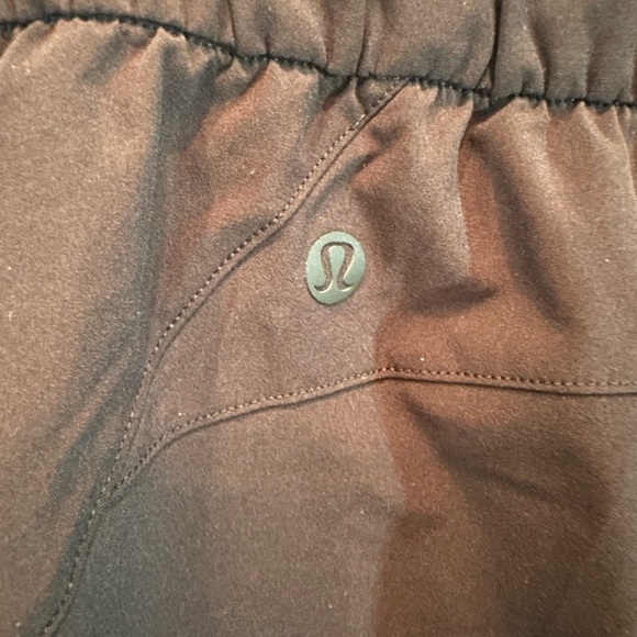 Lululemon Women Size 4 On The Fly Mid Rise Shorts Inseam 2.5" Gym Casual Black - Picture 4 of 6